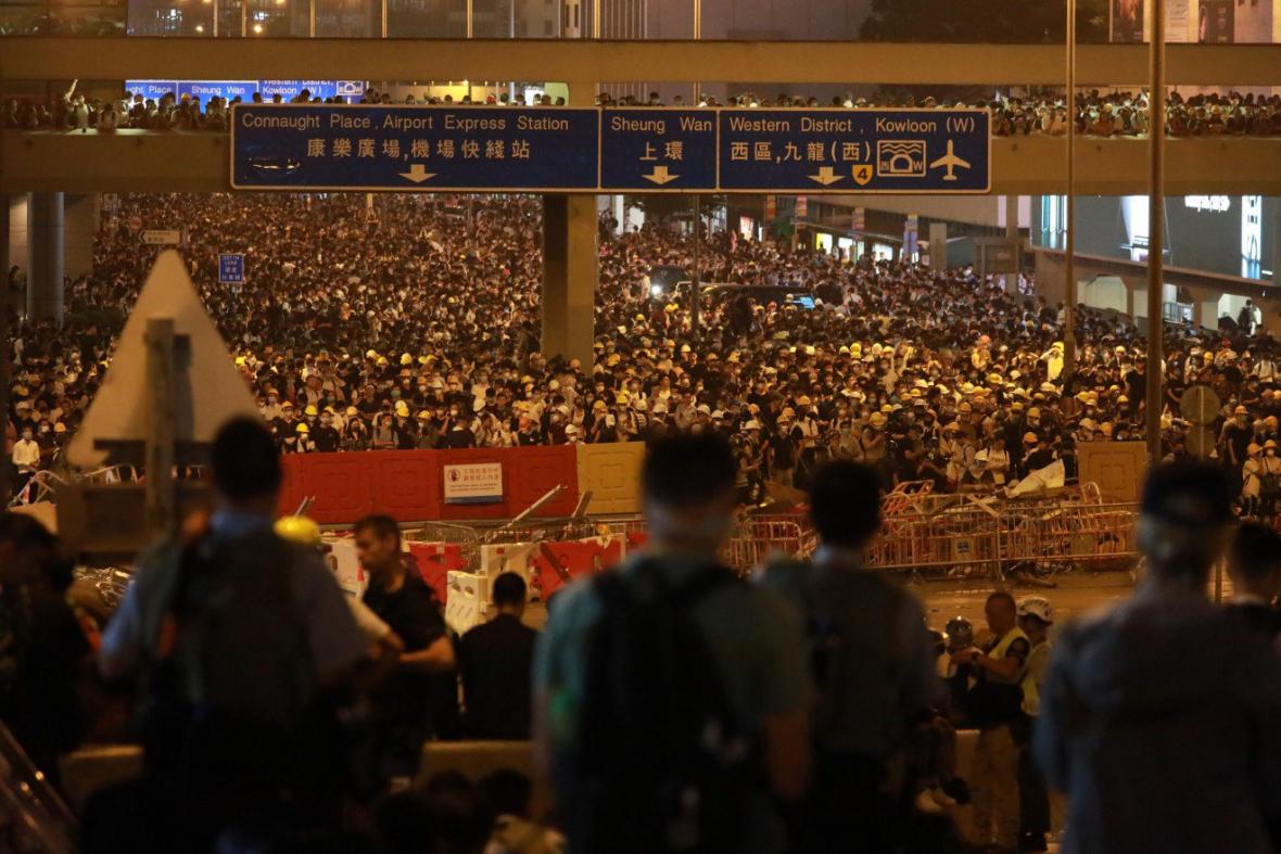 香港民众“反送中”行动升级 警方出动催泪弹镇压