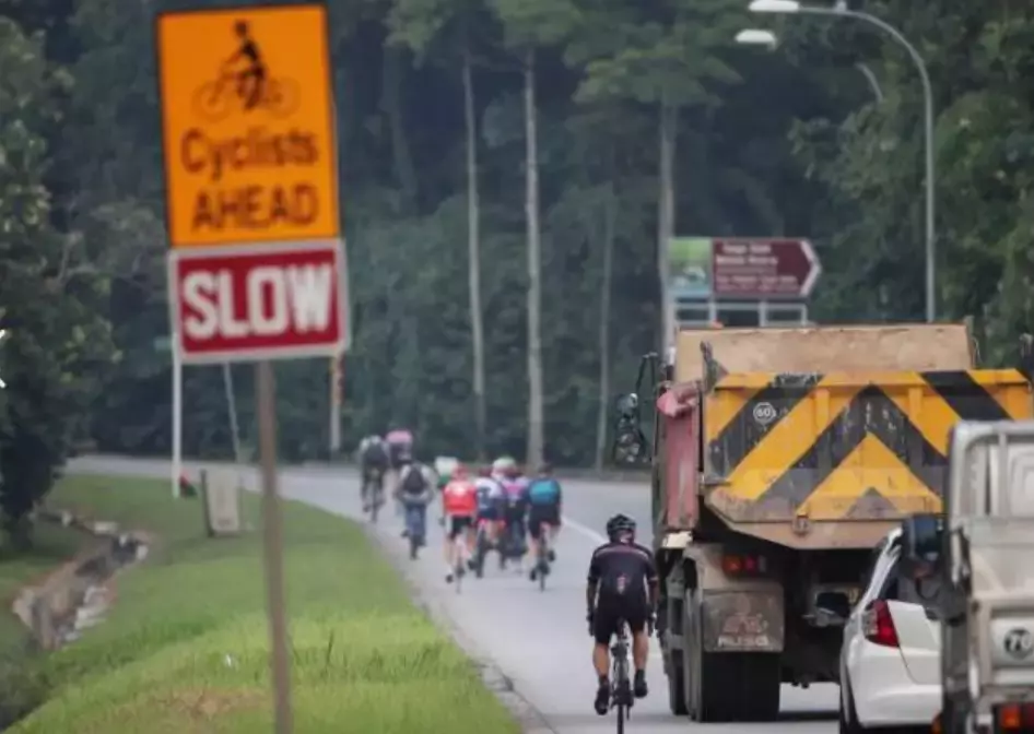新加坡開車按喇叭催促，被11騎手怒追300米圍堵、狂敲引擎蓋
