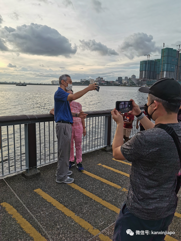 捕获野生李显龙与夫人看大海、逛公园、玩自拍