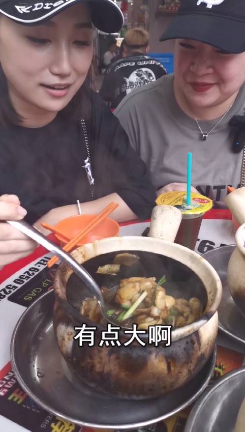 昨晚，我們在新加坡芽籠紅燈區吃雞，是怎樣一種體驗