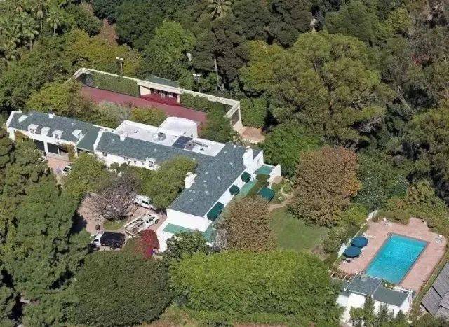 周杰伦被指在家弹琴扰民?霸气回应:“不好意思,我没有邻居”