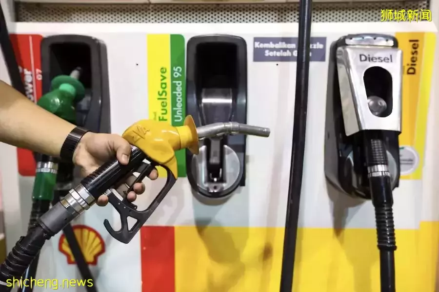 大马新山汽油运营商在加油站加派员工,以防止非法加注Ron95汽油