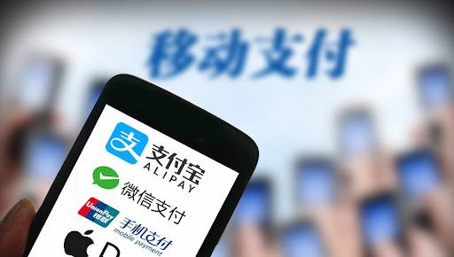 “委屈!拿着一千元新币大钞去超市买烟,被人说我用假币!”