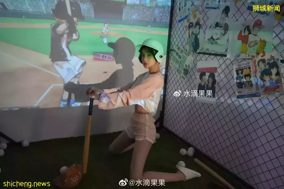 成龙和空姐搂肩照流出,还要电话、地址?女方回应!他两次为新加坡做好事而被骂