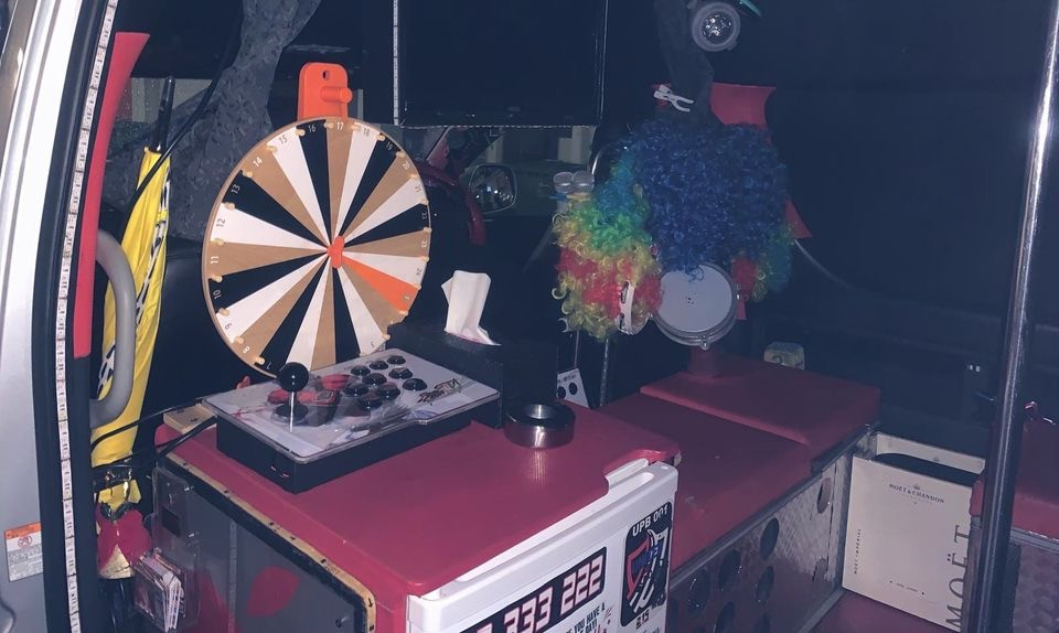 不仅非法改装派对巴士 还违例提供聚会服务!当局扣押六辆巴士