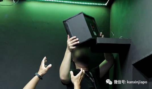 新加坡警方深夜突击歌厅影片曝光!木门碎裂,把手也掉落在地