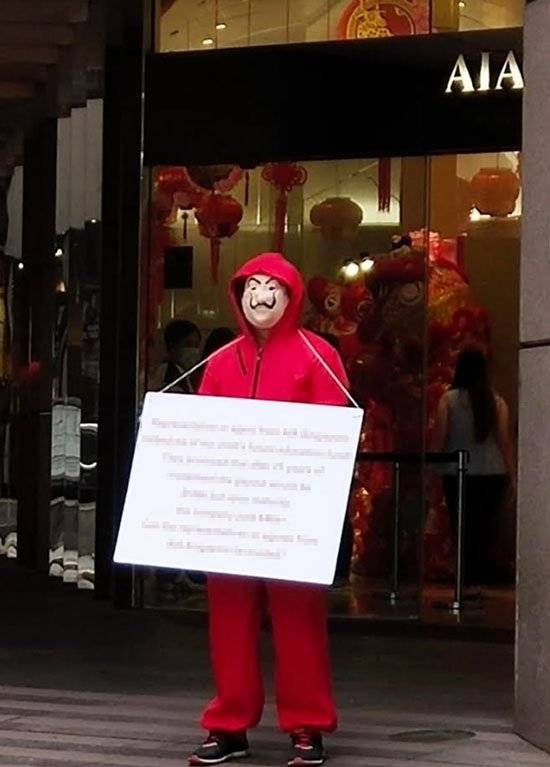不满保险经纪 男子穿怪装抗议