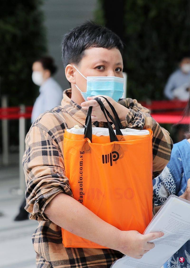 咒服务员 向经理吐口水 妇女挨告