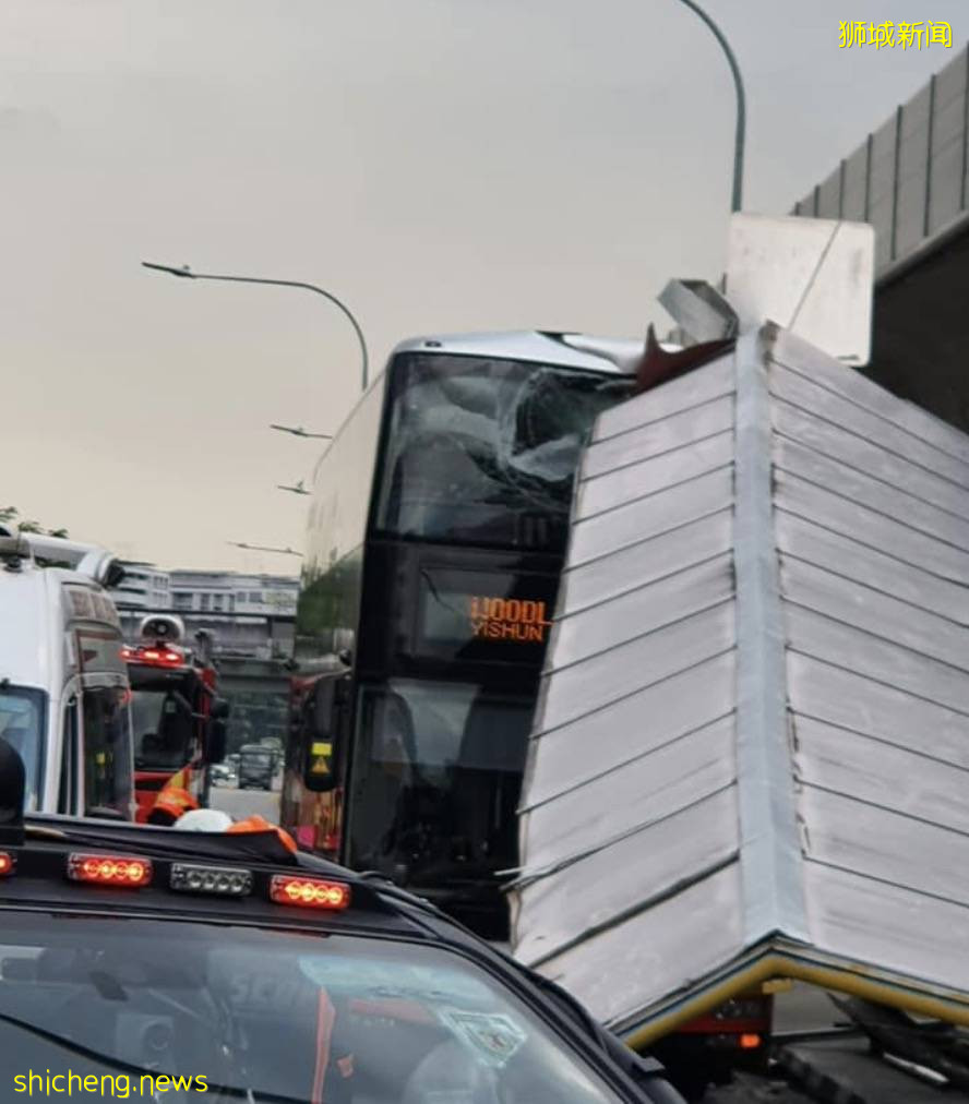 實拍新加坡巴士撞進德士站！頂棚倒塌、多人受傷，部長到場