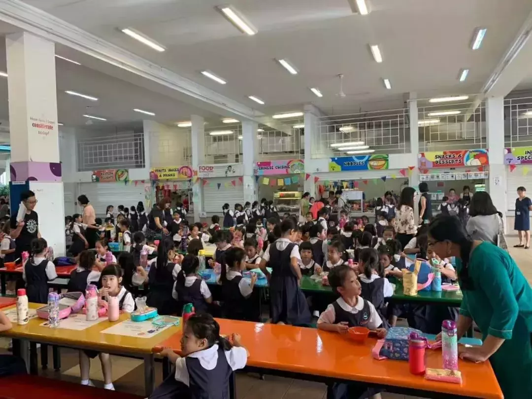 刷屏！新加坡一年一度開學大戲上演！好多家長和孩子淩晨4點就醒了