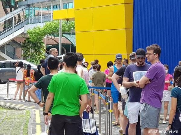 ◤新国启动断路器30天◢新国商店关闭一个月 家长排队买玩具