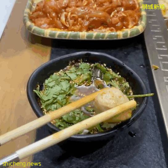 小木凳自助火锅新店开业两人同行一人免单，还送菜