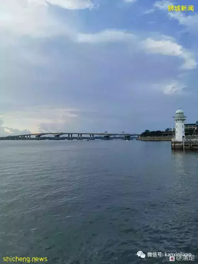 在新加坡看落霞云归，远眺柔佛海峡灯塔复明