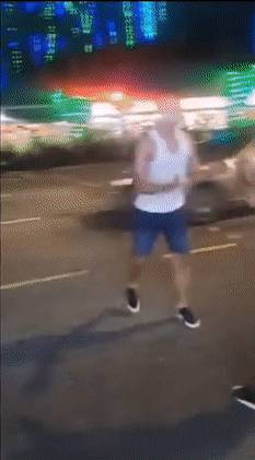 打人、骂人、暴露下体,新加坡歌手半年4度犯下流氓罪