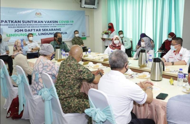 大臣:推“柔免疫计划”登记系统 · 10万越堤族次阶段接种