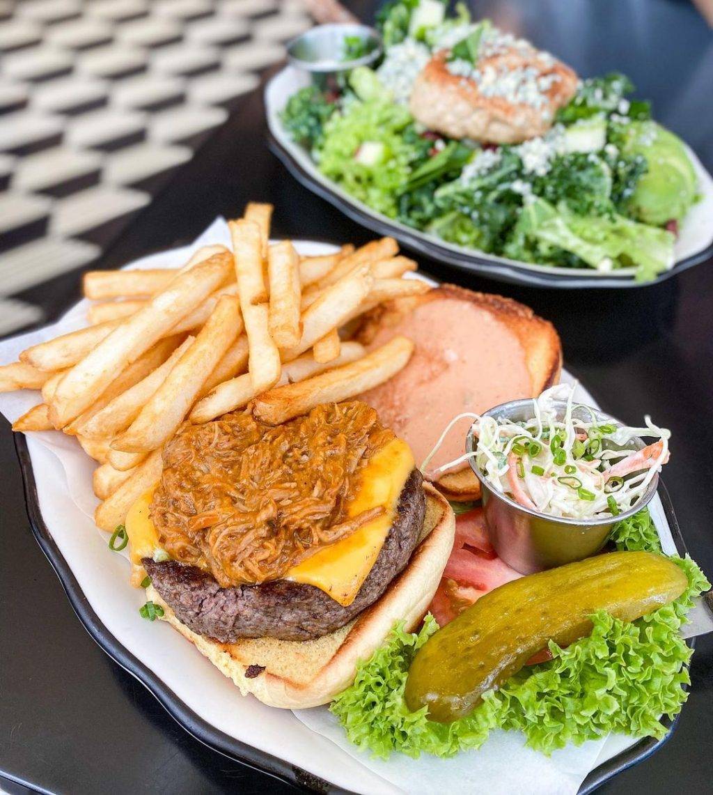 卡路裏炸彈💣 Black Tap高顔值彩色奶昔🌈 喝爆這份甜蜜負擔！重量級甜點+大分量餐點🤤