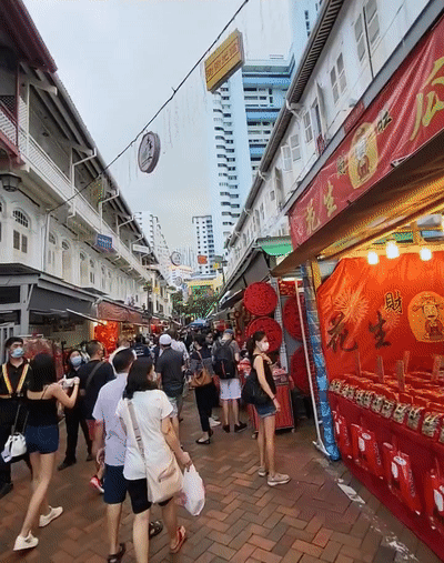 78%社区奥密克戎!前天,新加坡牛车水再现人挤人!张文宏谈北京疫情: 2022疫情或结束