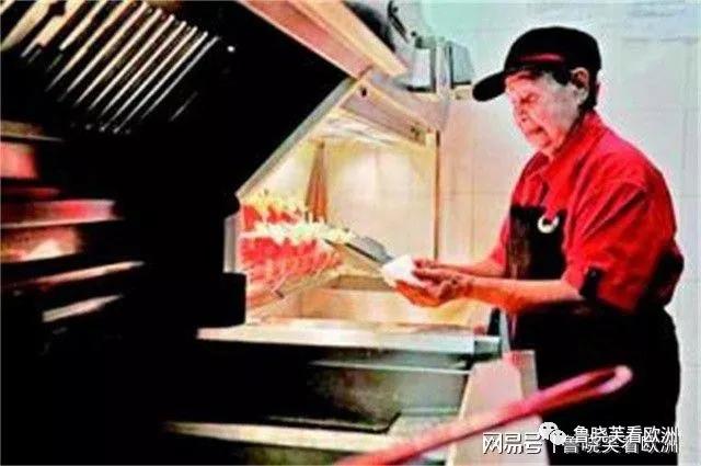 为什么新加坡很多行动不便的老人还在工作