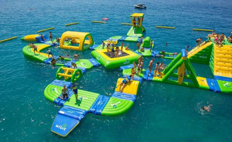 3米滑梯冲入海中!奔跑、跳跃、冲刺,新加坡最大水上漂浮乐园来了