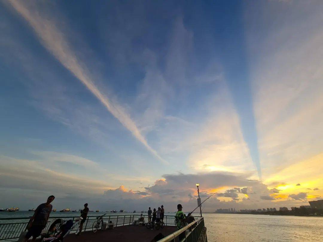 罕见!新加坡再现神奇天象,万道光芒从天空射下,50张美图刷屏