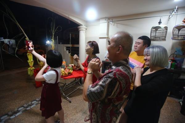 【柔佛人头条】人在狮城另类团聚 隔屏参与 线上拜天公 