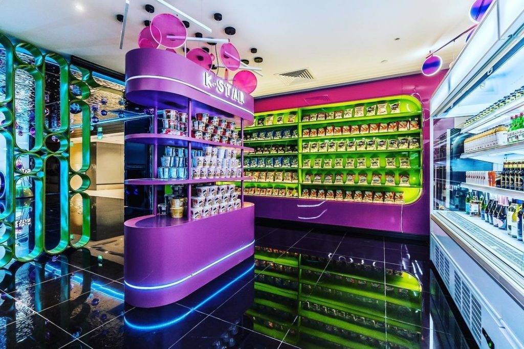 特色主題K歌房🎙️新加坡三家分店的“K.STAR”卡拉OK💥人均消費不到S$4!聽歌+美食嗨皮一整天