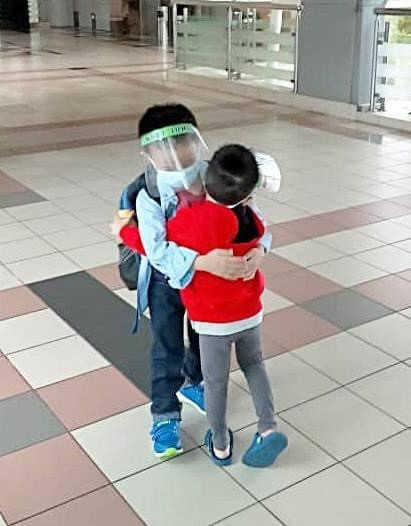 【新冠肺炎】哥哥赴新上學　小兄弟關卡相擁道別