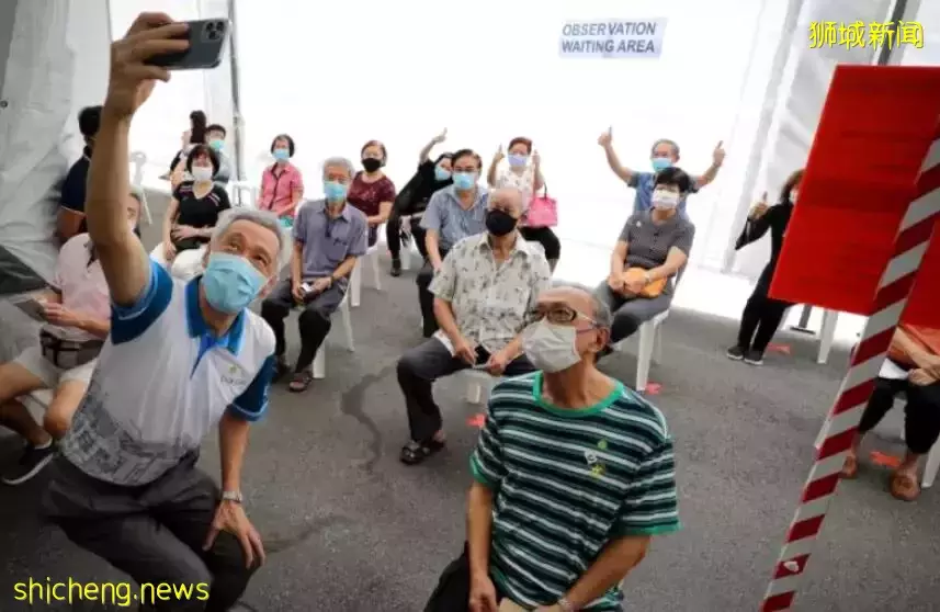 主动“搭讪”新加坡总理李显龙，居然兴奋地忘记合影啦