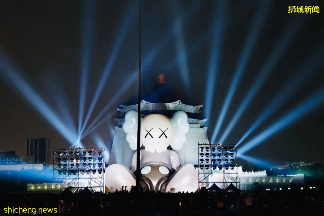 《KAWS: HOLIDAY》11月正式登陸新加坡！42米濱海灣浮動舞台巨型擁抱雕塑&獅城獨家收藏品，讓你大飽眼福
