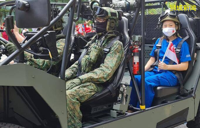 新加坡医护人员乘战车游行，他们担得起这份特殊的礼遇