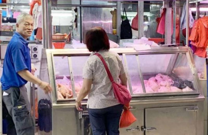 月租3019元标下巴刹摊位卖鸡，表示已做好准备白做3年