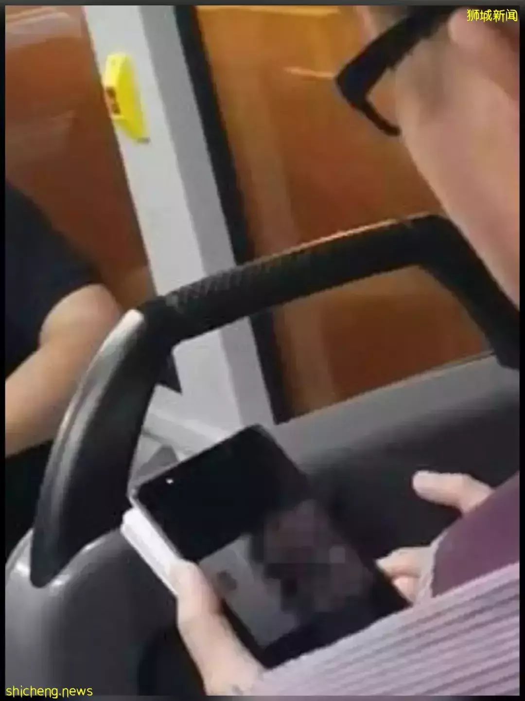 “在新加坡小贩中心里,我发现有几位老人在看小黄片!”