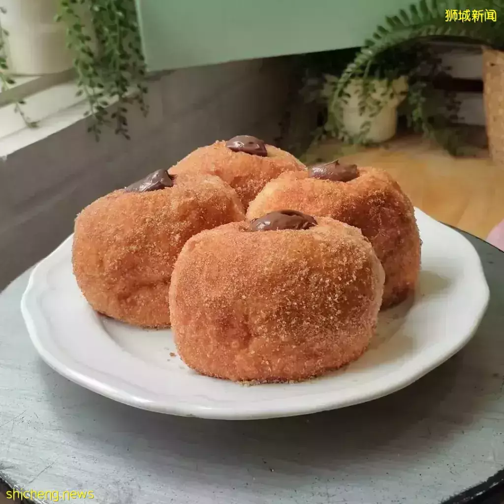 接好糖衣炮弹!盘点新加坡爆浆甜甜圈Bomboloni🍩圆圆鼓鼓外形、内馅满到流心😙