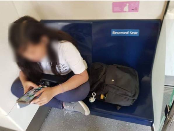 不满少女背包霸占博爱座 乘客拍照放上网 反遭网友奚落