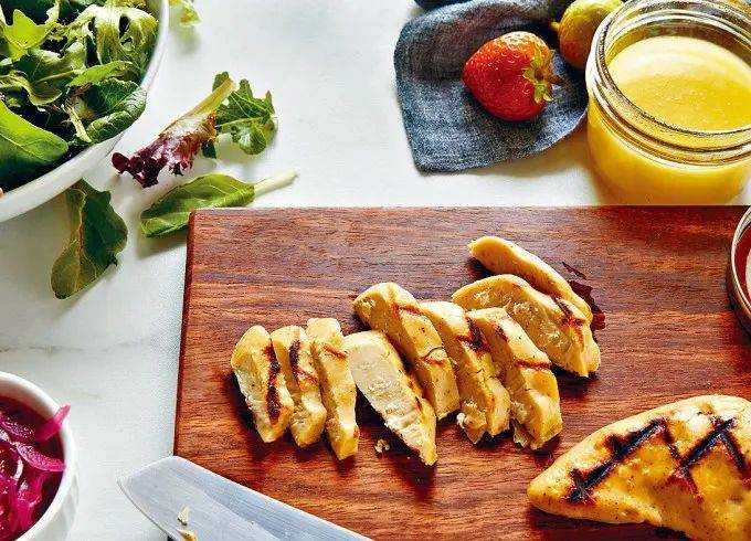 采集活雞細胞制成,新加坡成爲全球首個批准售賣培植肉國家