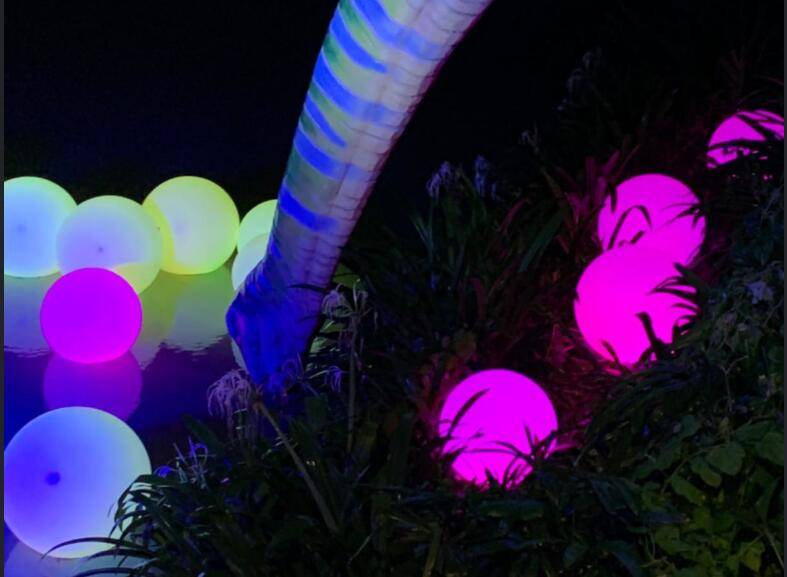 新加坡侏羅紀亮燈！說好的溜娃勝地怎麽像萬聖節的夜