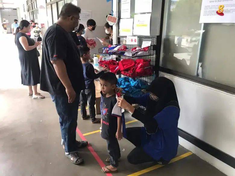 新加坡校服店門口大排長龍，驚動警察，教育部表示首幾周上課學生可先穿便服