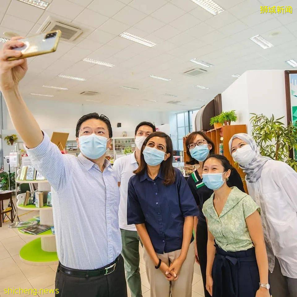 新加坡這個部長“親民值”爆表！注冊抖音賬號、自拍、曬小學證書