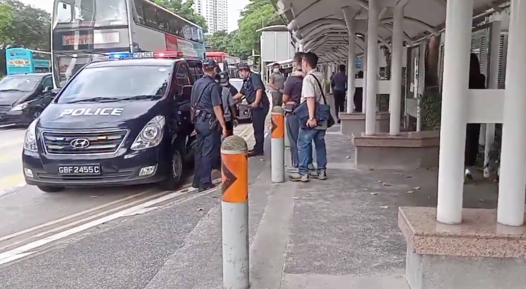 新加坡教育部門口驚現一批學生舉牌示威!學校裏到底發生什麽事