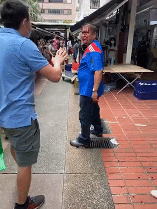 視頻曝光！新加坡兩男子大街上憤怒互毆，一人滿臉是血