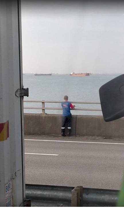 马新通道技术问题塞3天 · 罗里司机钓鱼踢球解闷