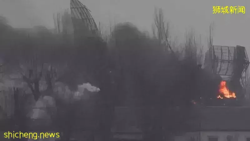 乌克兰人蜂拥逃走、多国撤侨，这个新加坡人却不想走