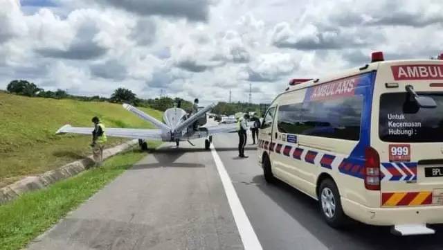 惊险一幕！新加坡飞机紧急迫降马国的高速公路