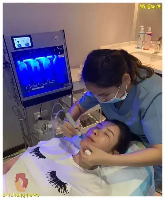 她是新加坡分手富婆,家中堆满爱马仕,靠医美变美,今比女儿漂亮