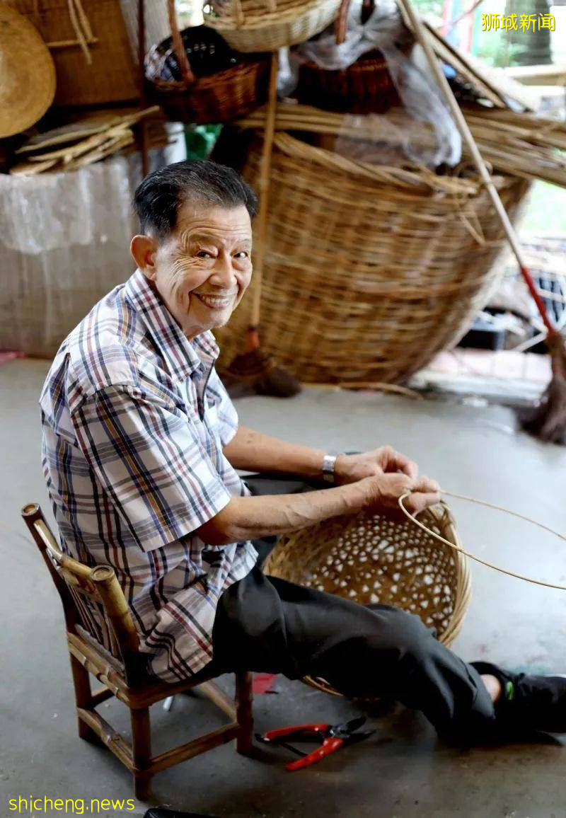 一邊給幼童坐,一邊給大人坐,見識下古早母子椅!承載幾代新加坡人回憶的竹藤手藝至今可好