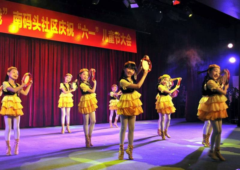 儿童节花样百出!新加坡给大人放假、西班牙糖果游行、巴西要挨针、英国“打”老师