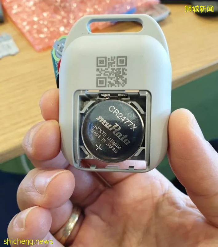 “今天，我在新加坡戴上了传说中的新冠追踪器！”