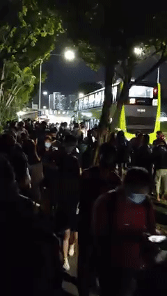 这辆载着中国乘客的车,强行闯边境、撞倒大士关卡!实拍,周末无数新加坡人涌向新山