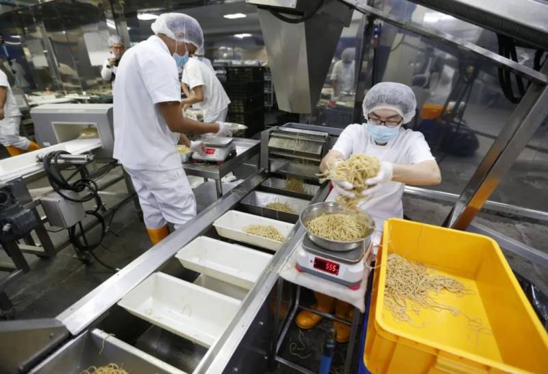 呕！新加坡小贩中心汤面里吃出整只蟑螂，外卖也中招