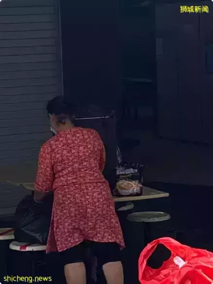 马来小贩摊在春节期间免费送Kopi, 网民: 她们每年都这样